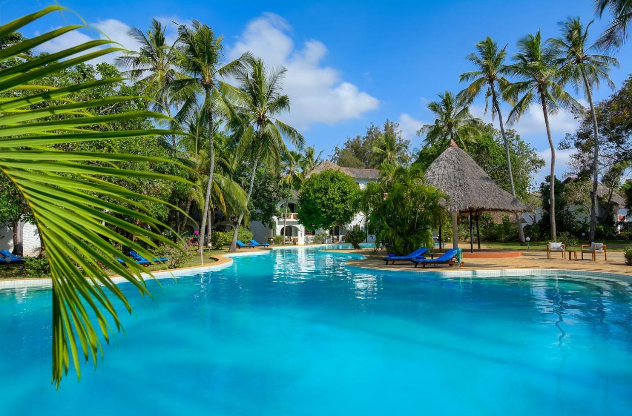 Diamonds Leisure Beach & Golf Resort Диани-Бич Экстерьер фото The swimming pool at the hotel