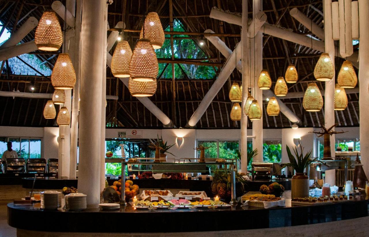 Diamonds Leisure Beach & Golf Resort Диани-Бич Экстерьер фото The buffet at the resort