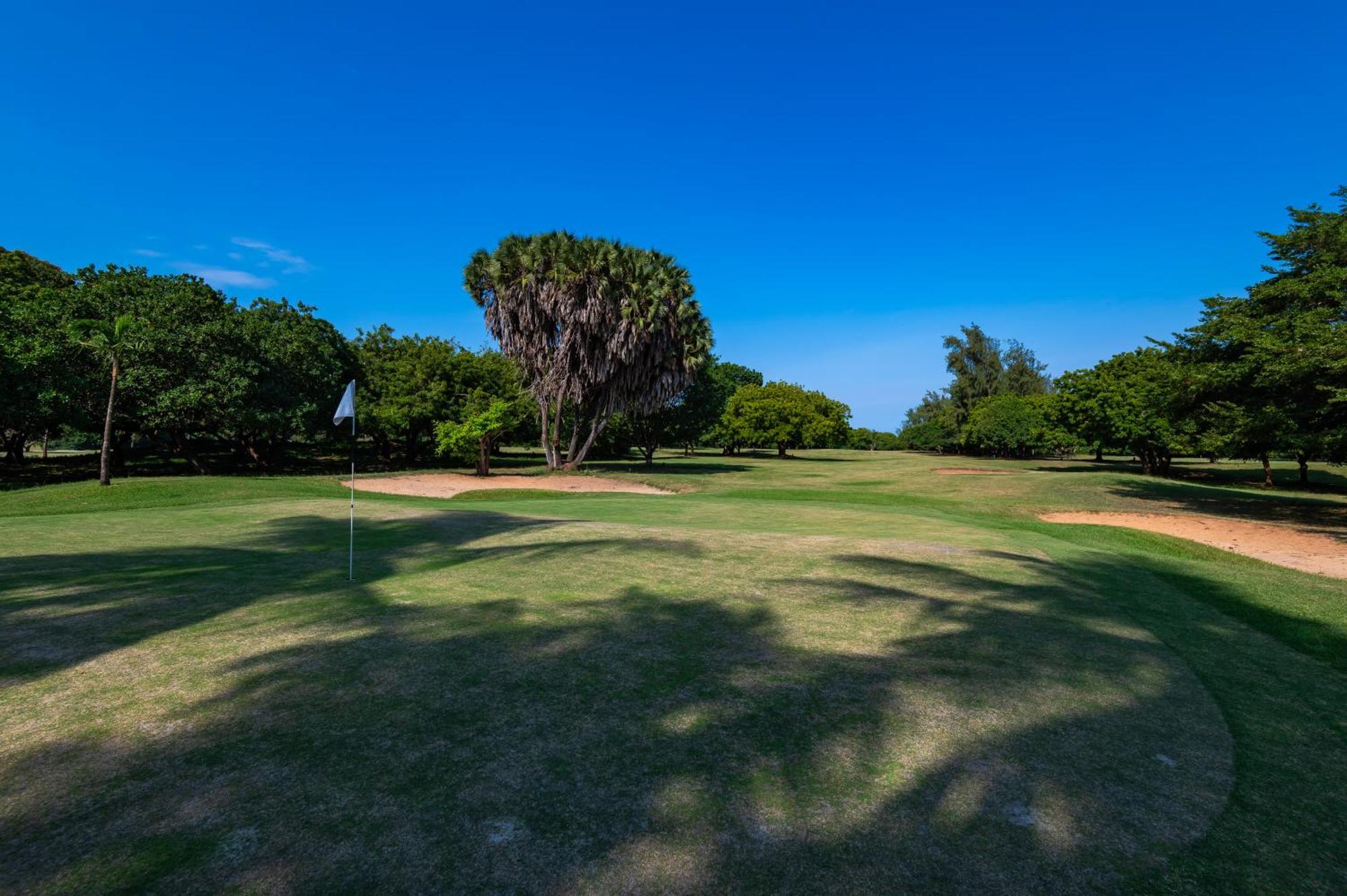 Diamonds Leisure Beach & Golf Resort Диани-Бич Экстерьер фото Golf course at the resort