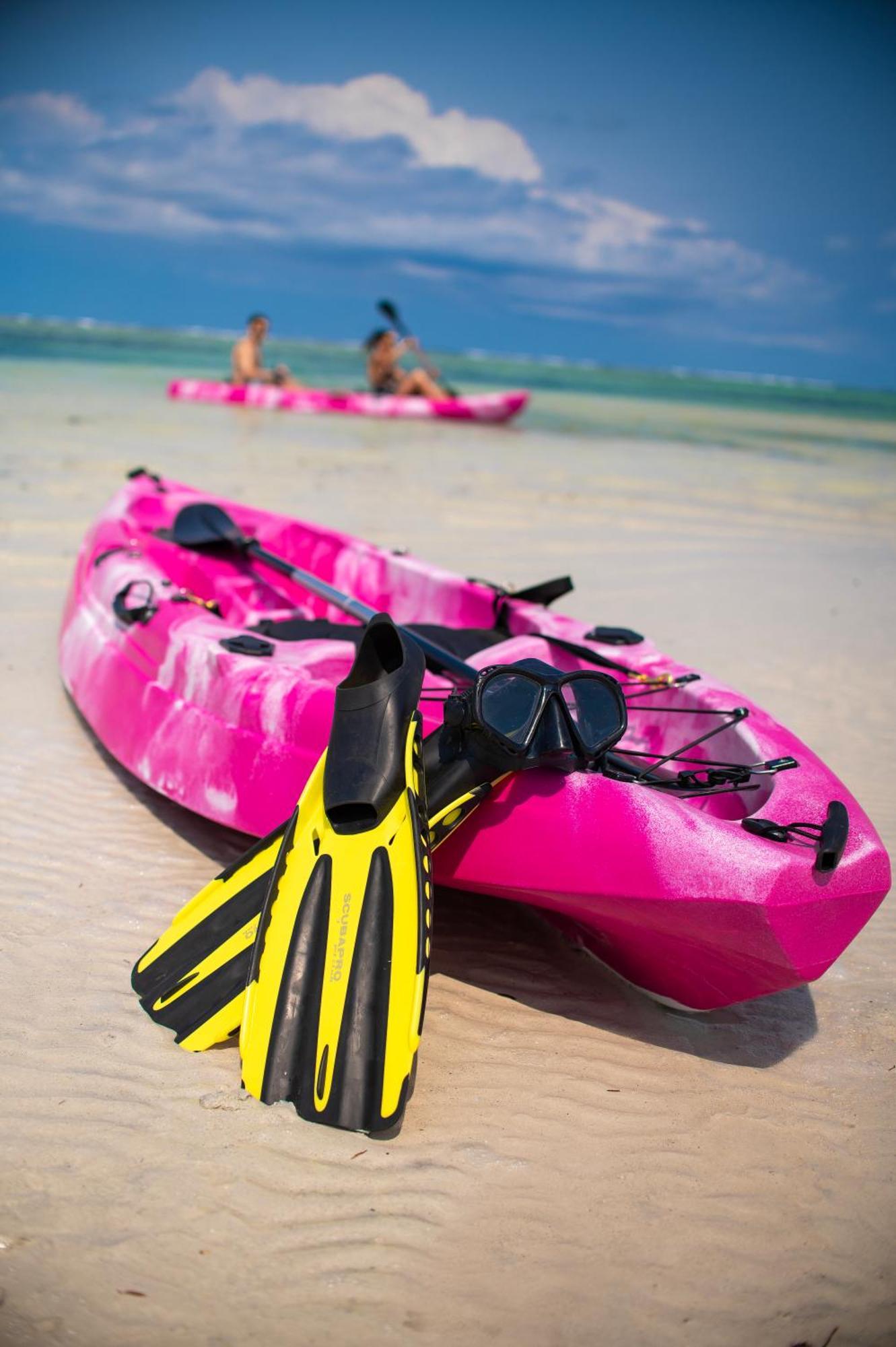 Diamonds Leisure Beach & Golf Resort Диани-Бич Экстерьер фото A sit-on-top kayak with a pair of flippers