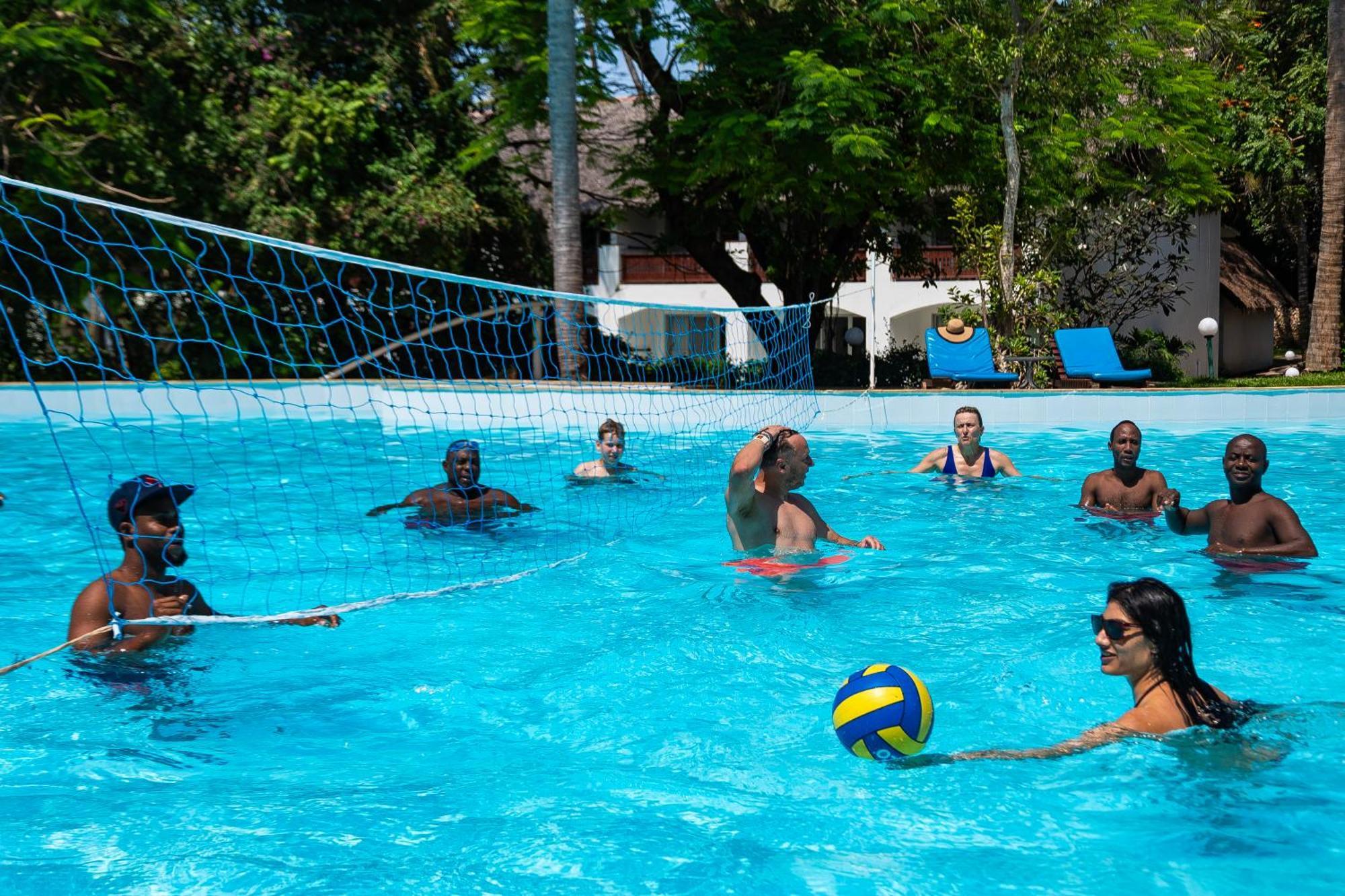 Diamonds Leisure Beach & Golf Resort Диани-Бич Экстерьер фото Water volleyball