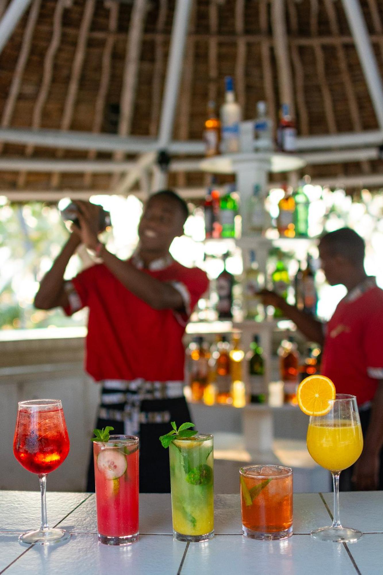 Diamonds Leisure Beach & Golf Resort Диани-Бич Экстерьер фото Bartenders at work