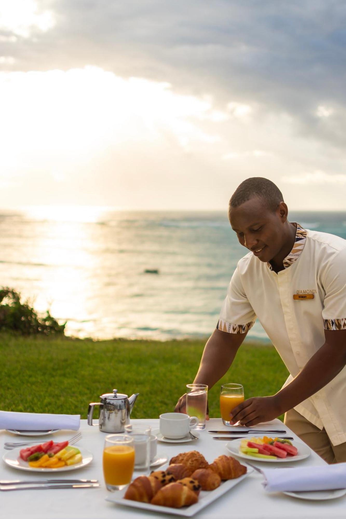 Diamonds Leisure Beach & Golf Resort Диани-Бич Экстерьер фото A butler at work