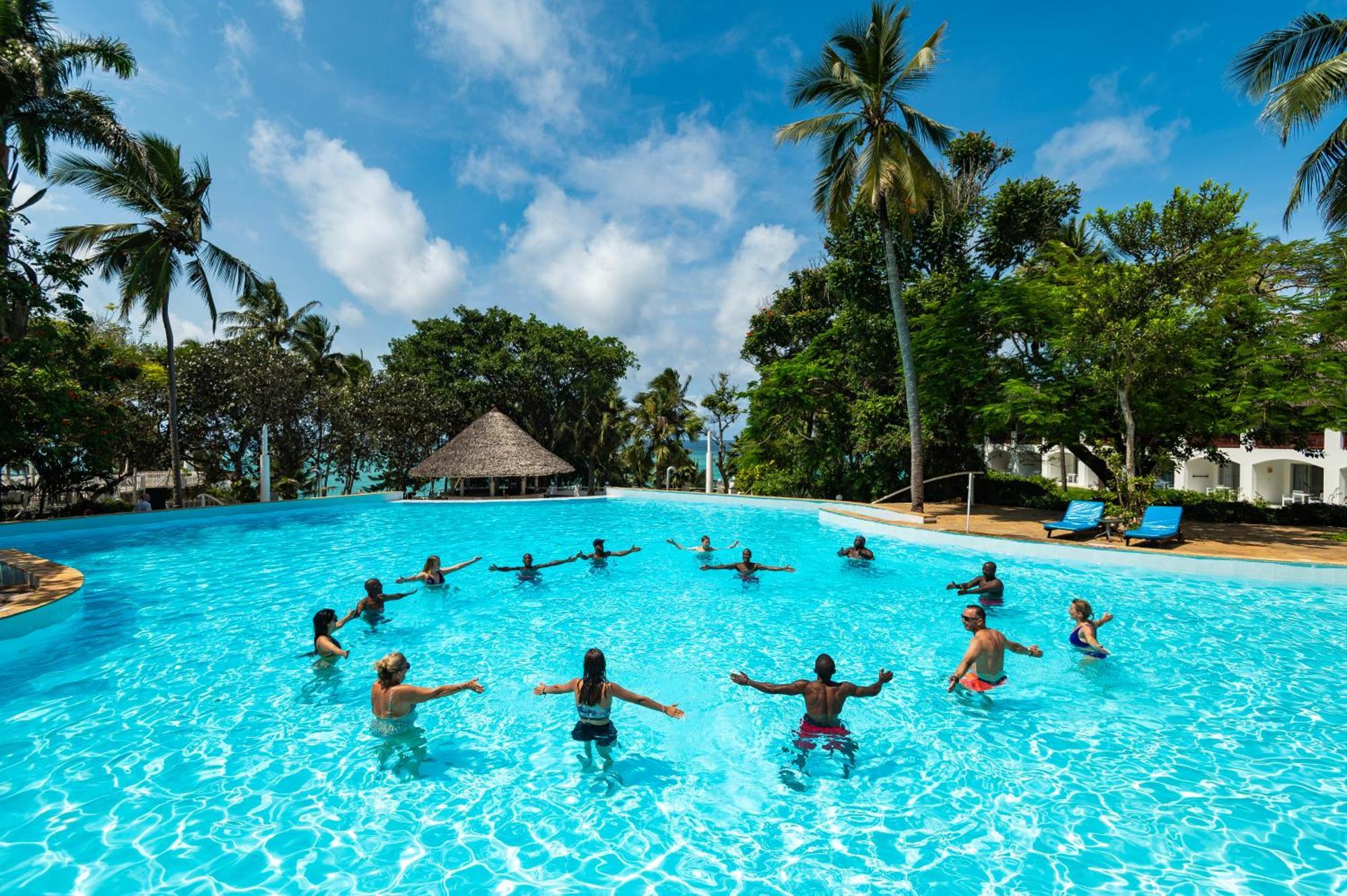 Diamonds Leisure Beach & Golf Resort Диани-Бич Экстерьер фото The pool at the Nyali Beach Resort