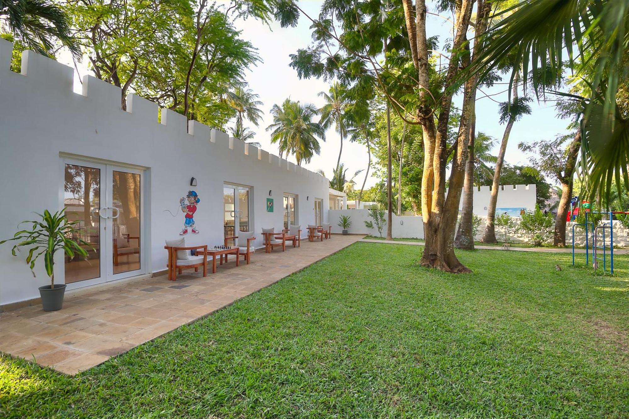 Diamonds Leisure Beach & Golf Resort Диани-Бич Экстерьер фото The hotel's garden