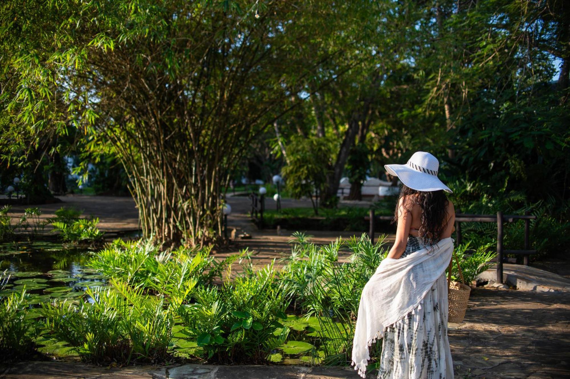Diamonds Leisure Beach & Golf Resort Диани-Бич Экстерьер фото A woman in the park