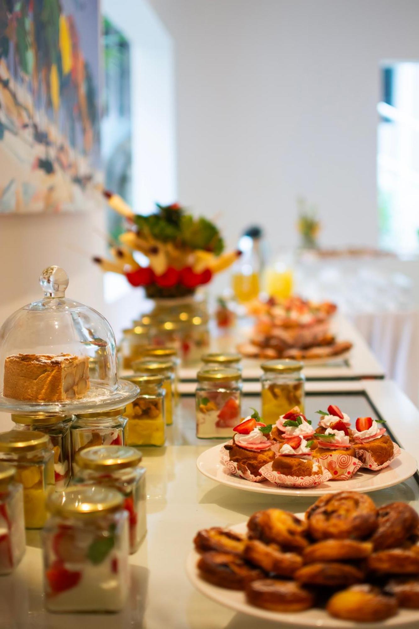 Diamonds Leisure Beach & Golf Resort Диани-Бич Экстерьер фото A buffet at a hotel