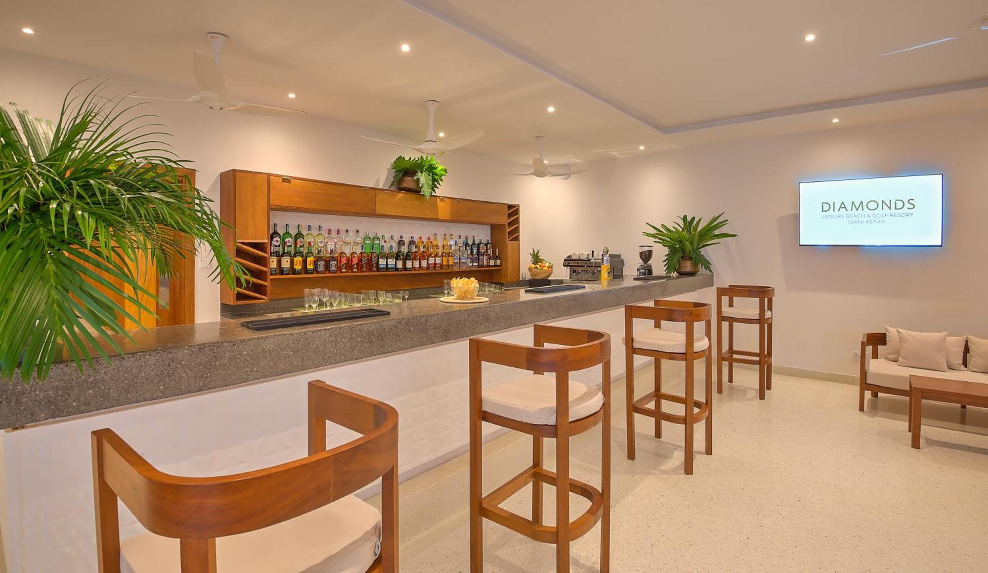 Diamonds Leisure Beach & Golf Resort Диани-Бич Экстерьер фото Diamond Lounge at Male International Airport